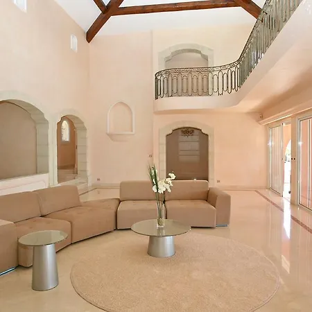 La Croisette Villa *